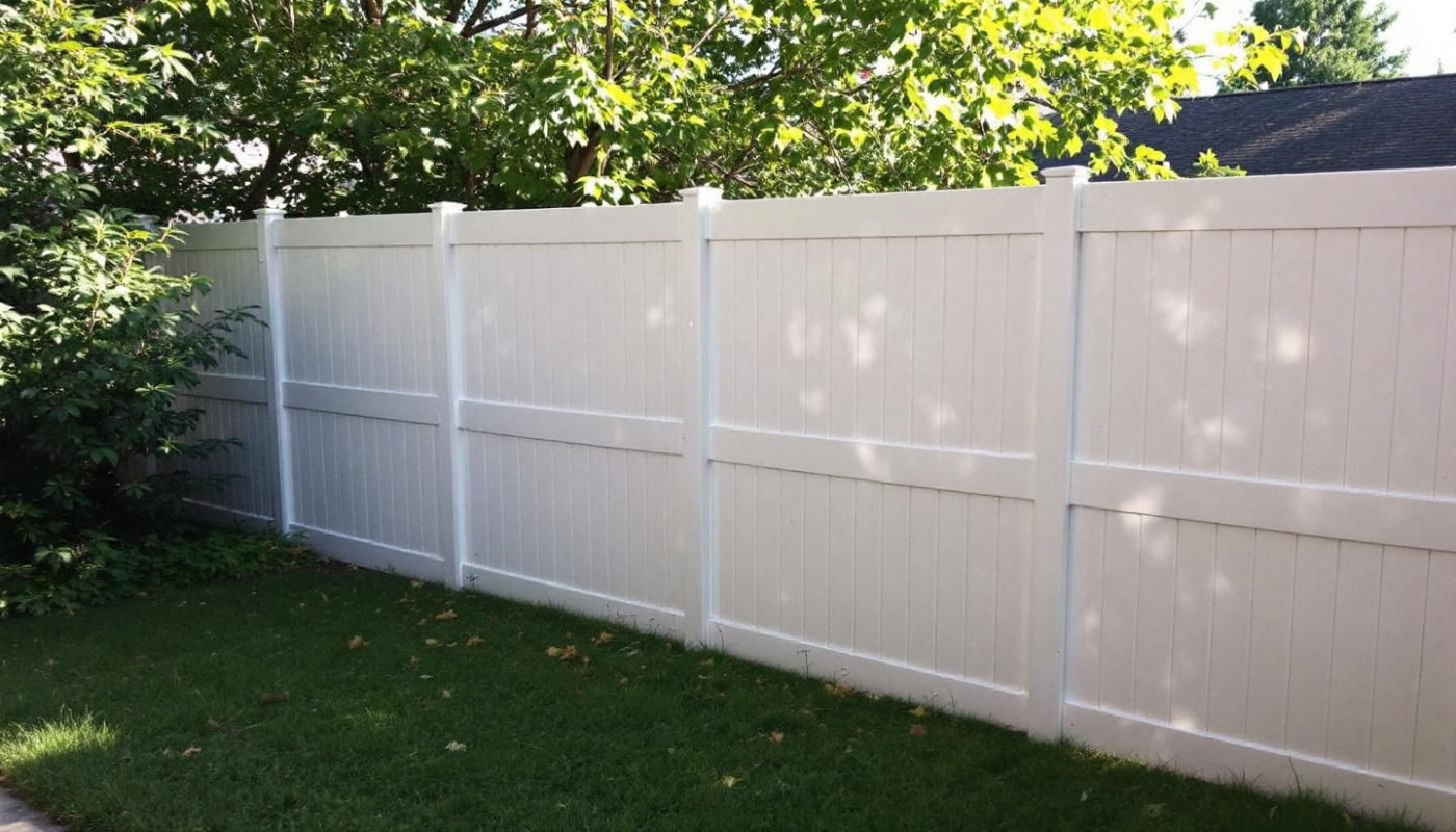 Comment choisir entre clôtures en aluminium et PVC pour optimiser votre espace extérieur ?